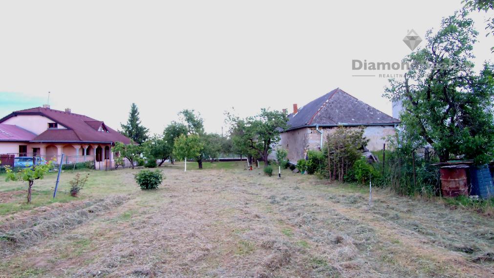 Slnečný a rovinatý pozemok v pokojnej obci Kašov