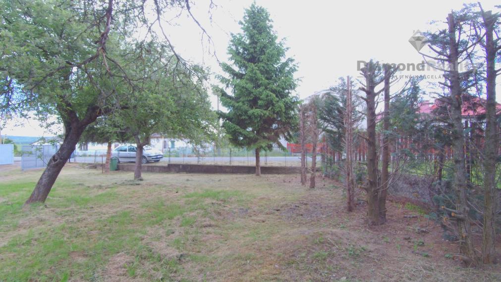 Rovinatý a slnečný pozemok v pokojnej obci Kašov