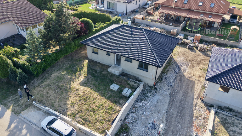 Dokončená 4-izbová tehlová novostavba v obci Svätoplukovo – bývanie, ktoré si zamilujete!