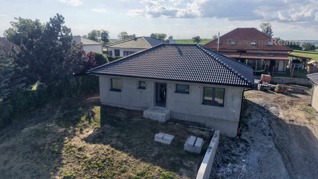 Dokončená 4-izbová tehlová novostavba v obci Svätoplukovo – bývanie, ktoré si zamilujete!