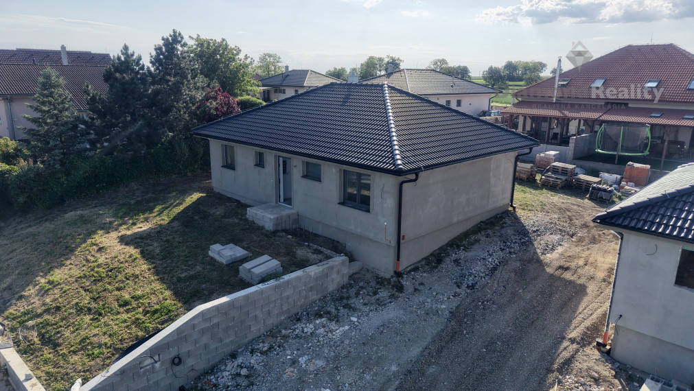 Dokončená 4-izbová tehlová novostavba v obci Svätoplukovo – bývanie, ktoré si zamilujete!