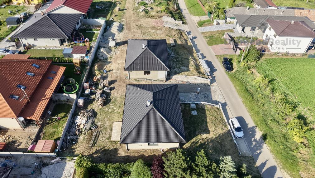 Dokončená 4-izbová tehlová novostavba v obci Svätoplukovo – bývanie, ktoré si zamilujete!