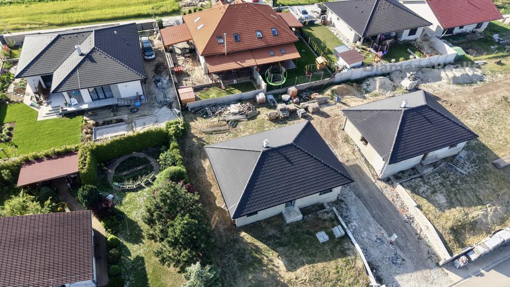 Dokončená 4-izbová tehlová novostavba v obci Svätoplukovo – bývanie, ktoré si zamilujete!