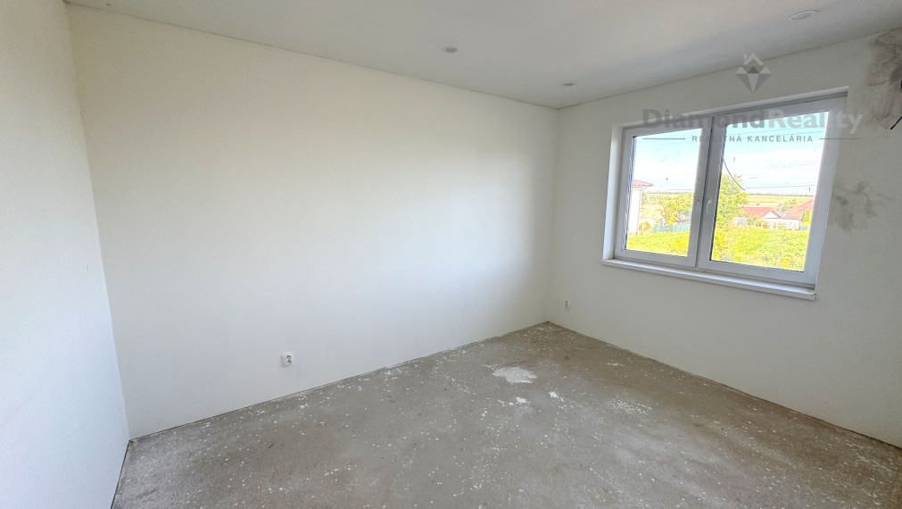 Dokončená 4-izbová tehlová novostavba v obci Svätoplukovo – bývanie, ktoré si zamilujete!