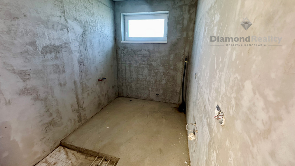 Dokončená 4-izbová tehlová novostavba v obci Svätoplukovo – bývanie, ktoré si zamilujete!