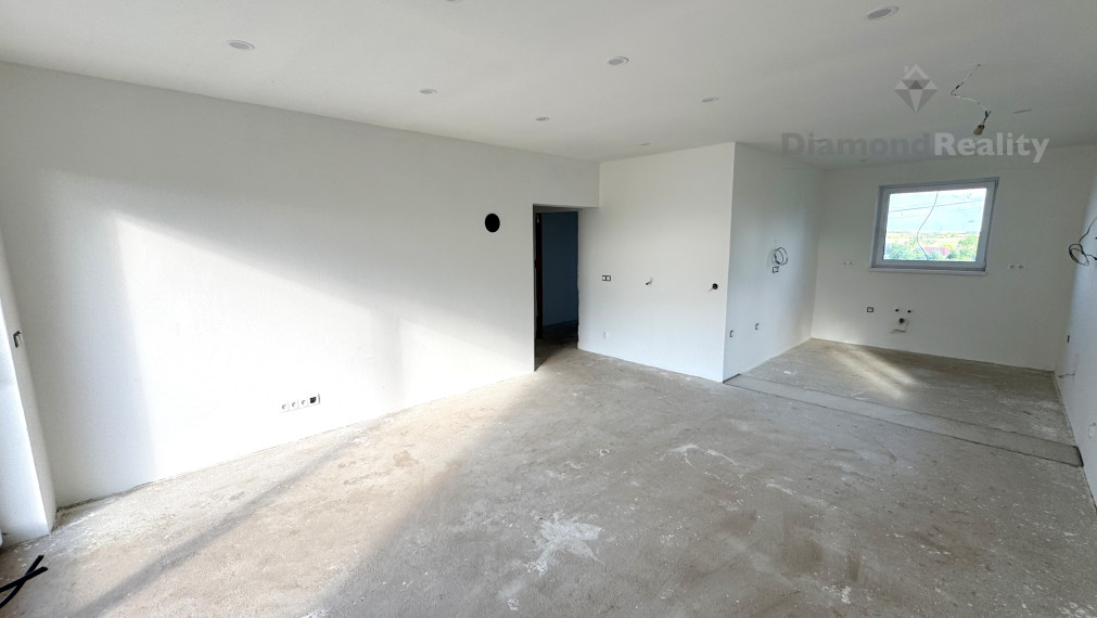 Dokončená 4-izbová tehlová novostavba v obci Svätoplukovo – bývanie, ktoré si zamilujete!