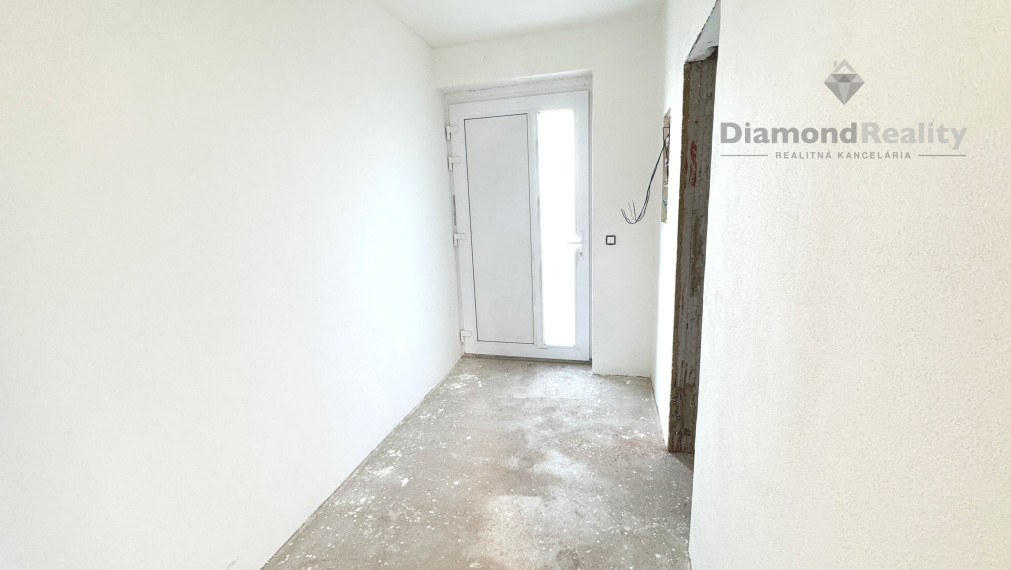 Dokončená 4-izbová tehlová novostavba v obci Svätoplukovo – bývanie, ktoré si zamilujete!