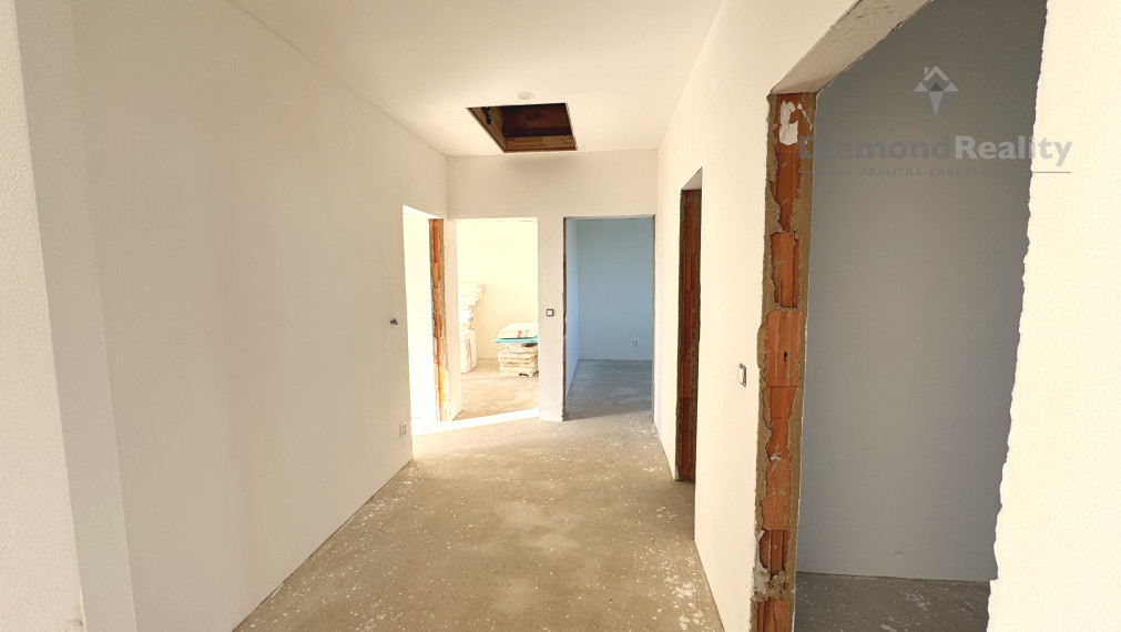 Dokončená 4-izbová tehlová novostavba v obci Svätoplukovo – bývanie, ktoré si zamilujete!