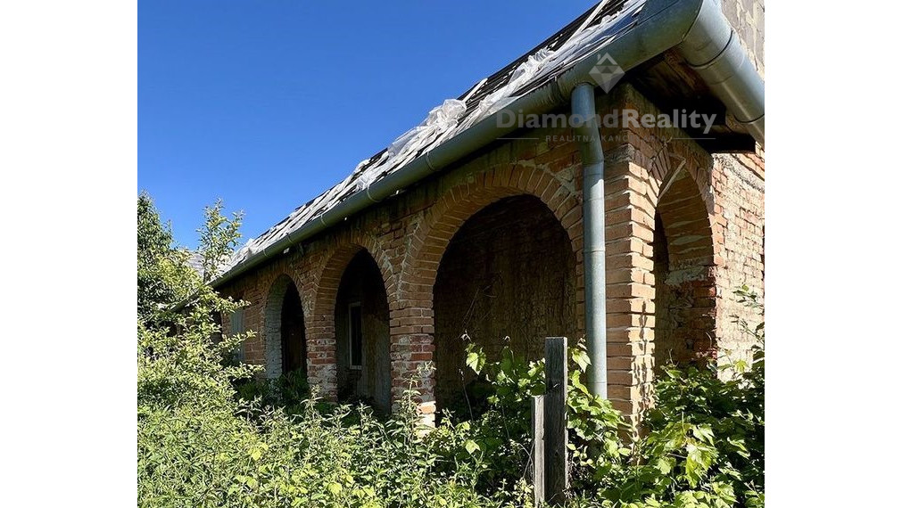 Na predaj 35 árový pozemok s vidieckym domom Mlyňany