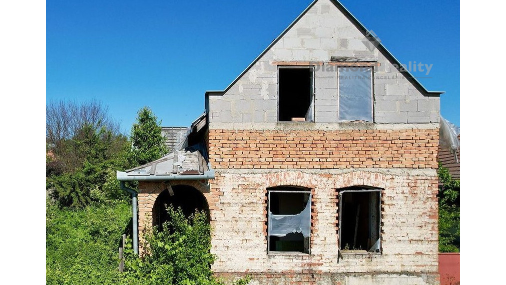 Na predaj 35 árový pozemok s vidieckym domom Mlyňany