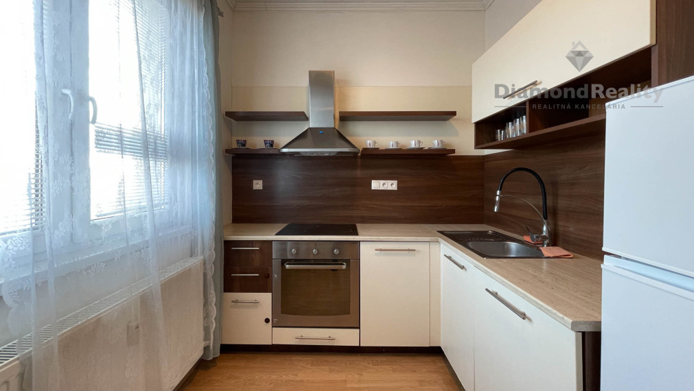 REZERVOVANÝ Na predaj 1,5 izbový byt na Budovateľskej ul.