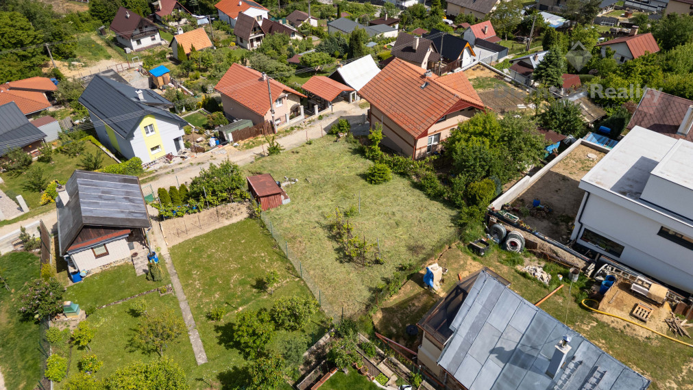 NA PREDAJ STAVEBNÝ POZEMOK V OBCI BAŠKA