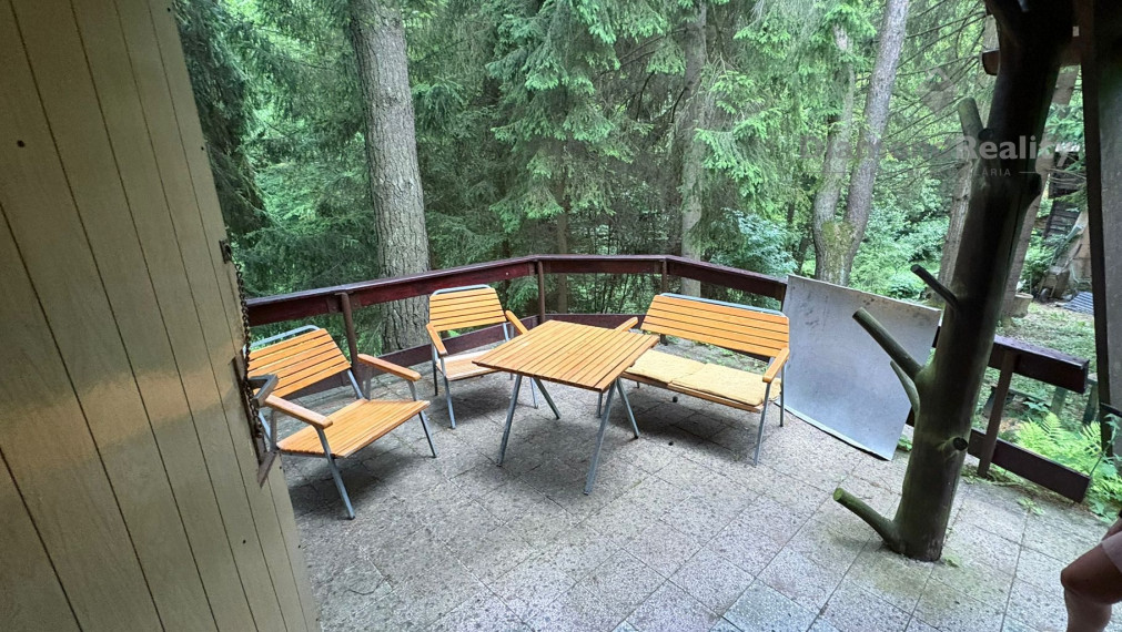 Na predaj murovaná chata v prírode s veľkým pozemkom (1647m2), obec Kokošovce – blízko rekr. oblasti Sigord, okres Prešov, vzdialená od Košíc 35km.