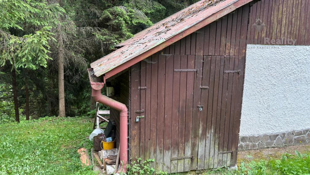 Na predaj murovaná chata v prírode s veľkým pozemkom (1647m2), obec Kokošovce – blízko rekr. oblasti Sigord, okres Prešov, vzdialená od Košíc 35km.