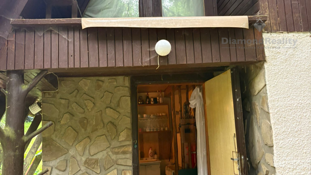 Na predaj murovaná chata v prírode s veľkým pozemkom (1647m2), obec Kokošovce – blízko rekr. oblasti Sigord, okres Prešov, vzdialená od Košíc 35km.