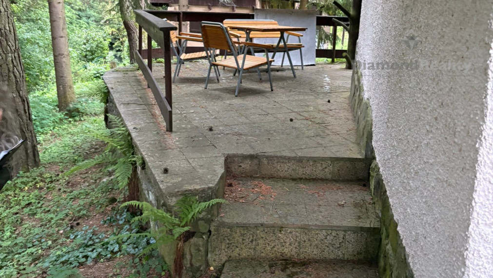 Na predaj murovaná chata v prírode s veľkým pozemkom (1647m2), obec Kokošovce – blízko rekr. oblasti Sigord, okres Prešov, vzdialená od Košíc 35km.