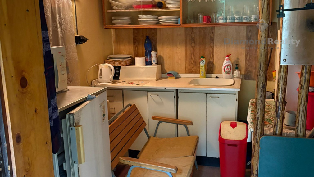 Na predaj murovaná chata v prírode s veľkým pozemkom (1647m2), obec Kokošovce – blízko rekr. oblasti Sigord, okres Prešov, vzdialená od Košíc 35km.