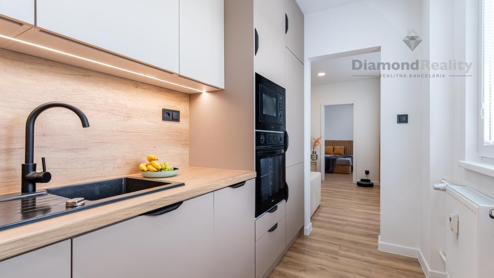 PREDANÝ - Na predaj pekný 3-izbový byt po rekonštrukcii na ulici Šafárikova trieda, Košice - Západ.