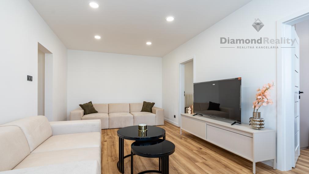 PREDANÝ - Na predaj pekný 3-izbový byt po rekonštrukcii na ulici Šafárikova trieda, Košice - Západ.