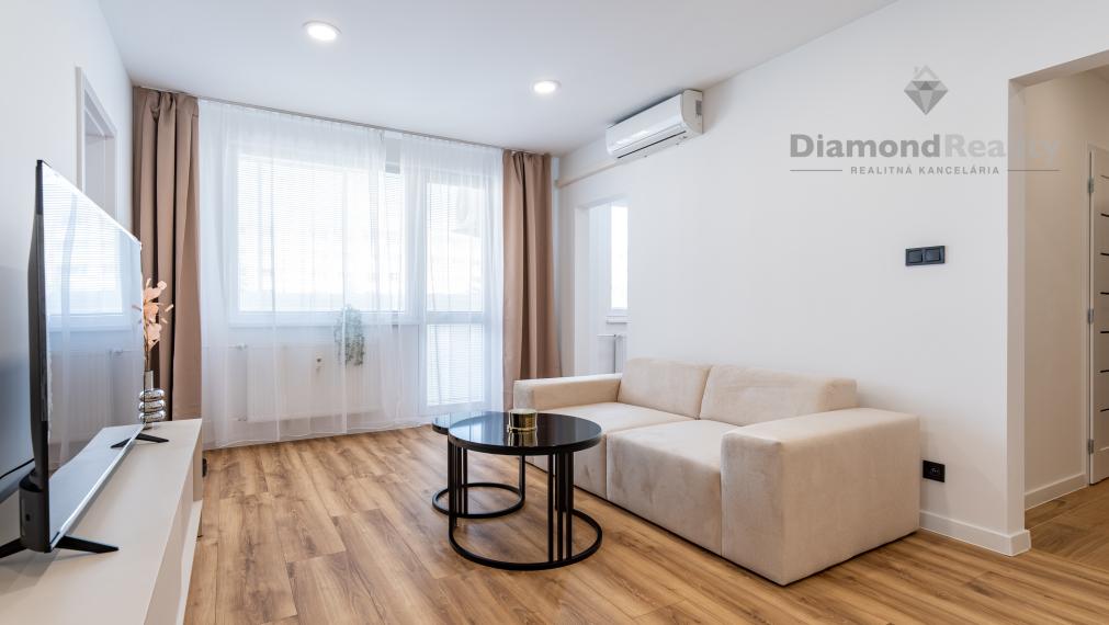 PREDANÝ - Na predaj pekný 3-izbový byt po rekonštrukcii na ulici Šafárikova trieda, Košice - Západ.