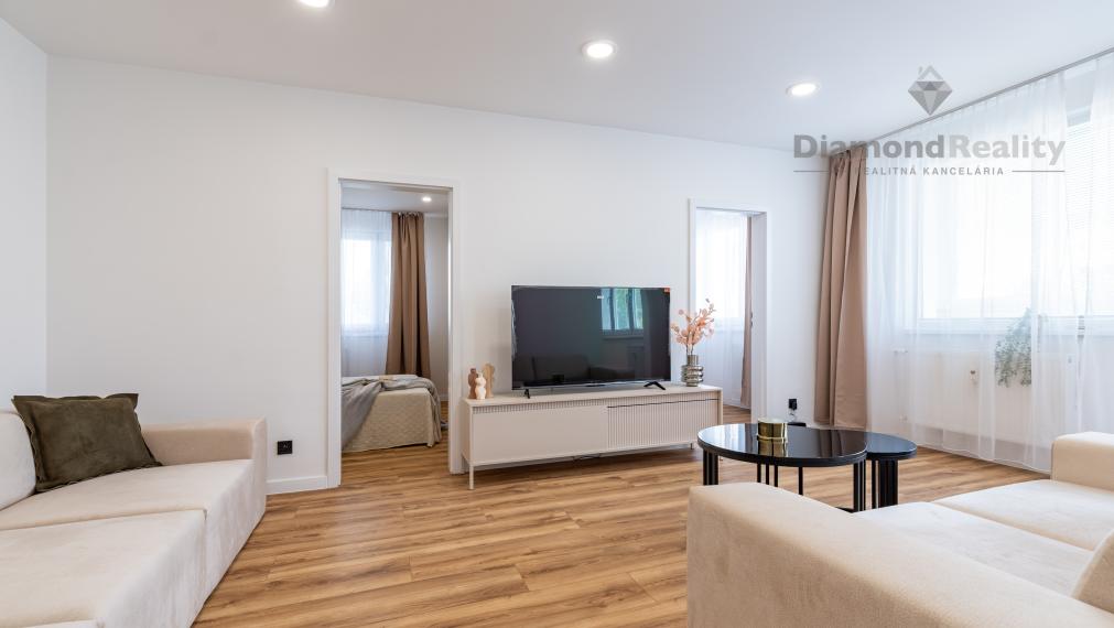 PREDANÝ - Na predaj pekný 3-izbový byt po rekonštrukcii na ulici Šafárikova trieda, Košice - Západ.