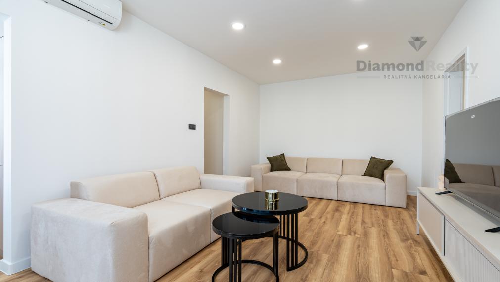 PREDANÝ - Na predaj pekný 3-izbový byt po rekonštrukcii na ulici Šafárikova trieda, Košice - Západ.