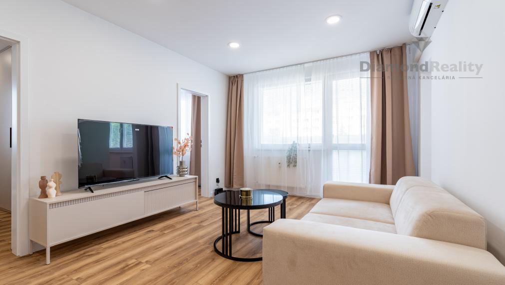 PREDANÝ - Na predaj pekný 3-izbový byt po rekonštrukcii na ulici Šafárikova trieda, Košice - Západ.