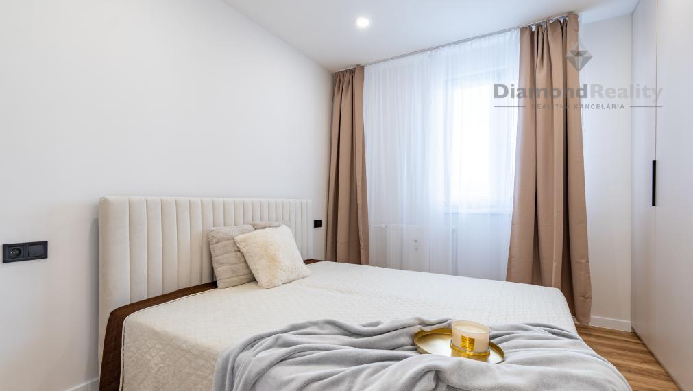 PREDANÝ - Na predaj pekný 3-izbový byt po rekonštrukcii na ulici Šafárikova trieda, Košice - Západ.