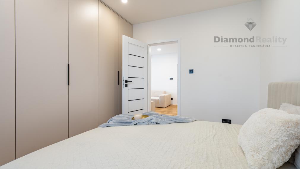 PREDANÝ - Na predaj pekný 3-izbový byt po rekonštrukcii na ulici Šafárikova trieda, Košice - Západ.