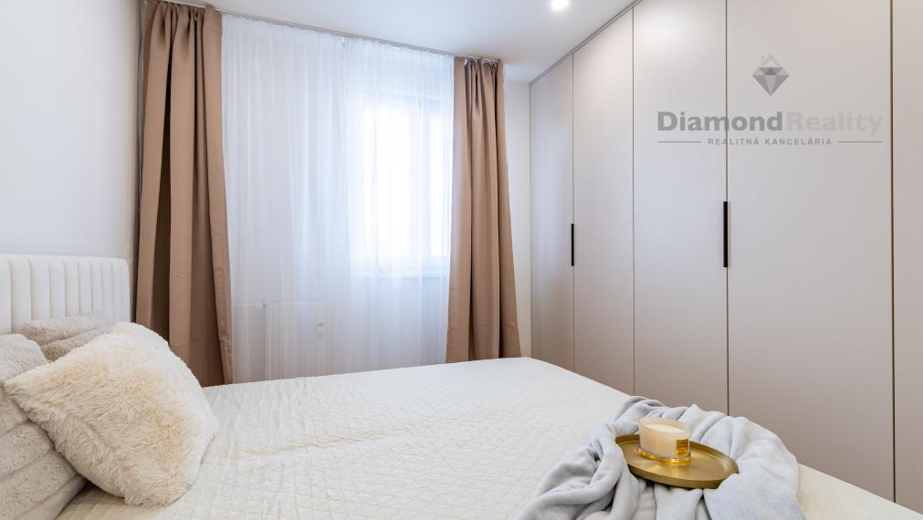 PREDANÝ - Na predaj pekný 3-izbový byt po rekonštrukcii na ulici Šafárikova trieda, Košice - Západ.