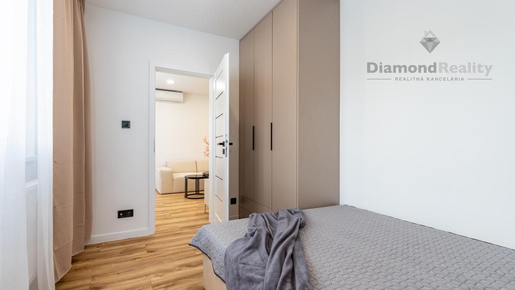 PREDANÝ - Na predaj pekný 3-izbový byt po rekonštrukcii na ulici Šafárikova trieda, Košice - Západ.