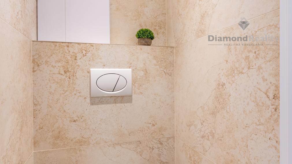 PREDANÝ - Na predaj pekný 3-izbový byt po rekonštrukcii na ulici Šafárikova trieda, Košice - Západ.