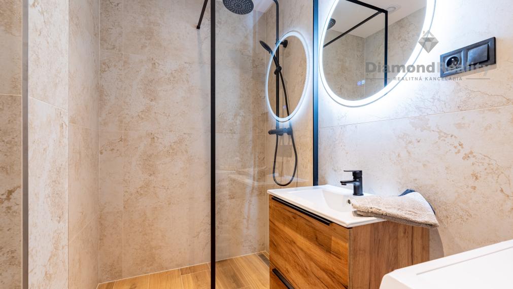 PREDANÝ - Na predaj pekný 3-izbový byt po rekonštrukcii na ulici Šafárikova trieda, Košice - Západ.