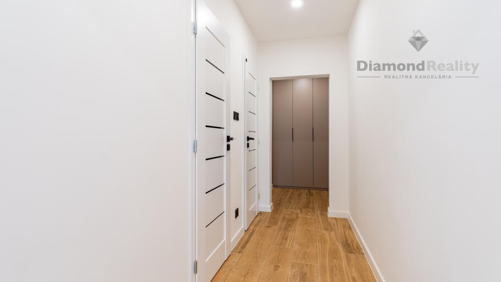 PREDANÝ - Na predaj pekný 3-izbový byt po rekonštrukcii na ulici Šafárikova trieda, Košice - Západ.