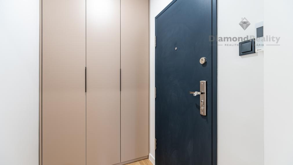 PREDANÝ - Na predaj pekný 3-izbový byt po rekonštrukcii na ulici Šafárikova trieda, Košice - Západ.