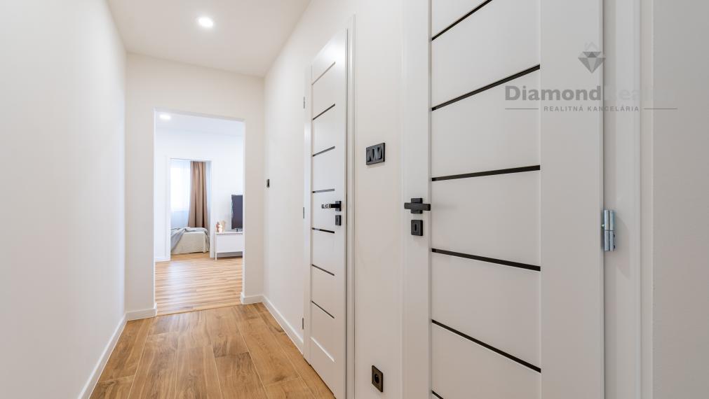 PREDANÝ - Na predaj pekný 3-izbový byt po rekonštrukcii na ulici Šafárikova trieda, Košice - Západ.