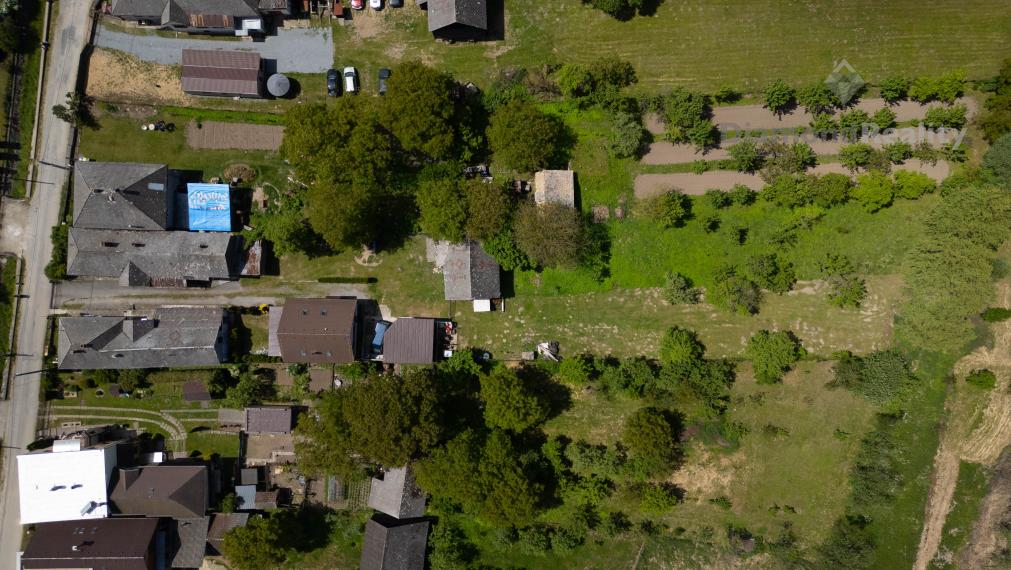 Rovinatý STAVEBNÝ pozemok v centre obce Drienovská Nová Ves