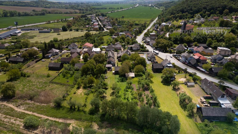 Rovinatý STAVEBNÝ pozemok v centre obce Drienovská Nová Ves