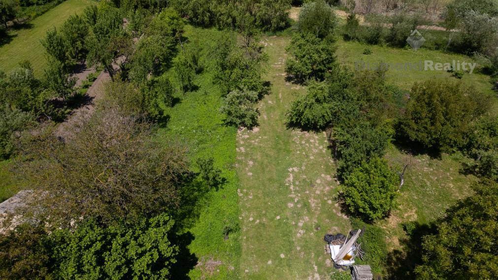 Rovinatý STAVEBNÝ pozemok v centre obce Drienovská Nová Ves