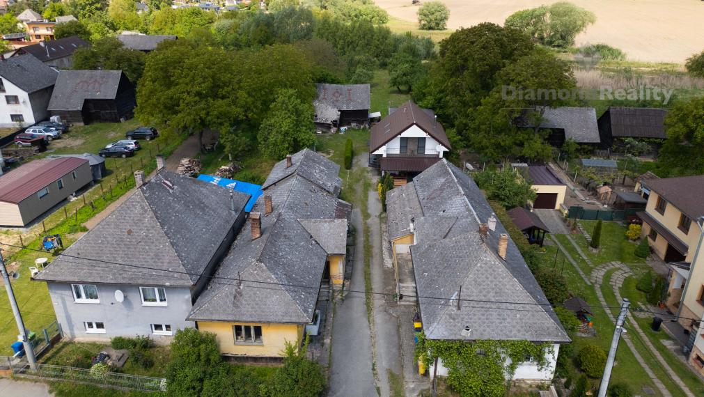 Rovinatý STAVEBNÝ pozemok v centre obce Drienovská Nová Ves