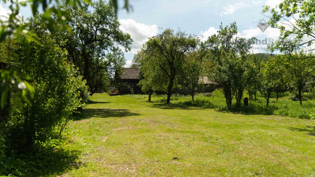 Rovinatý STAVEBNÝ pozemok v centre obce Drienovská Nová Ves