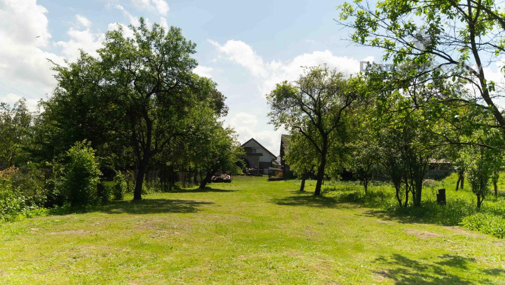 Rovinatý STAVEBNÝ pozemok v centre obce Drienovská Nová Ves