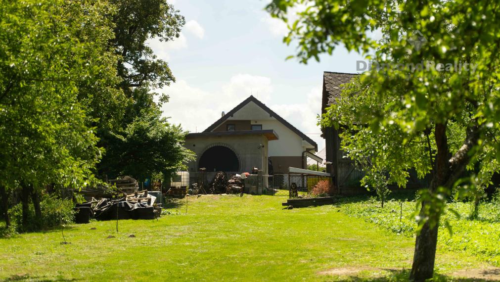 Rovinatý STAVEBNÝ pozemok v centre obce Drienovská Nová Ves