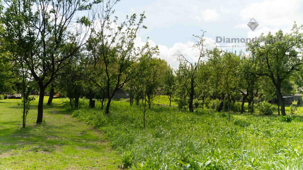 Rovinatý STAVEBNÝ pozemok v centre obce Drienovská Nová Ves