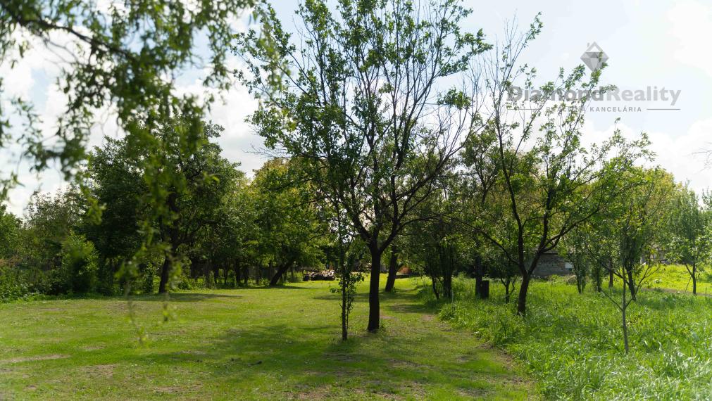 Rovinatý STAVEBNÝ pozemok v centre obce Drienovská Nová Ves