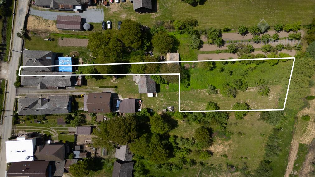 Rovinatý STAVEBNÝ pozemok v centre obce Drienovská Nová Ves