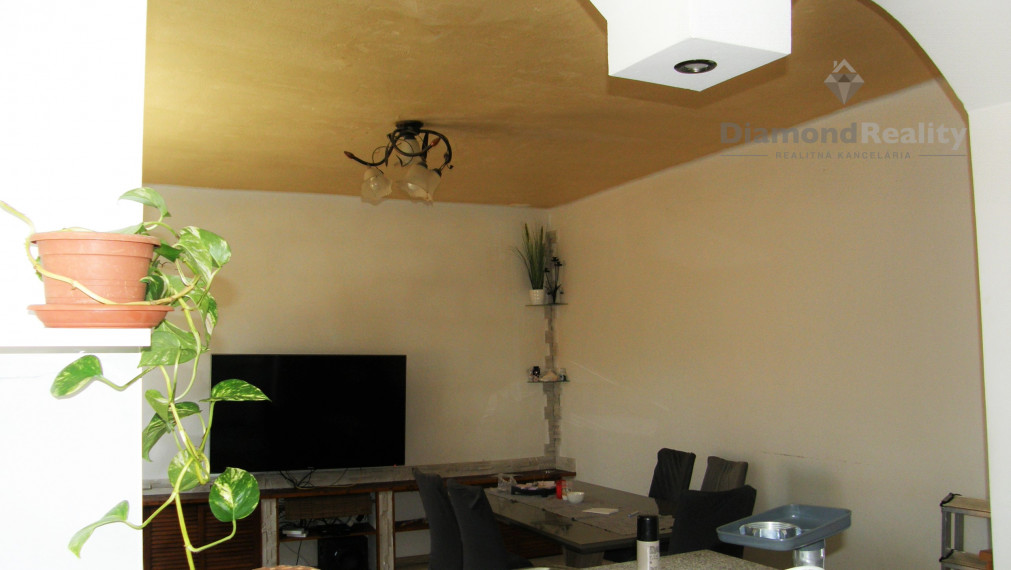 Dom - 2 štvorizbové byty v cene jedného trojizbového bytu