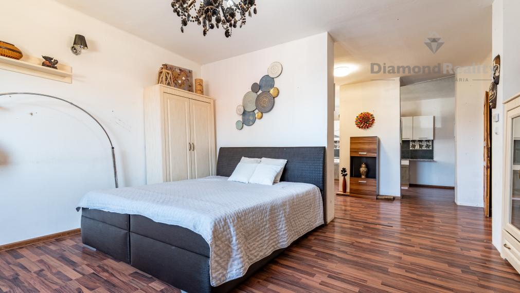 REZERVOVANÝ RODINNÝ DOM S PODNIKATEĽSKÝM PRIESTOROM