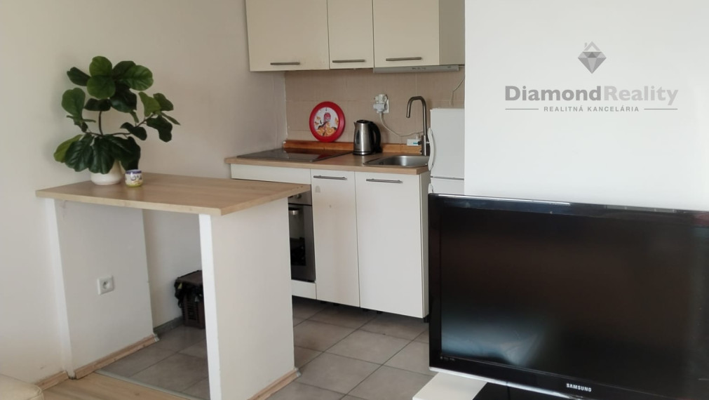 Na prenájom zariadený 2 izbový byt, Beethovenova, Trnava.