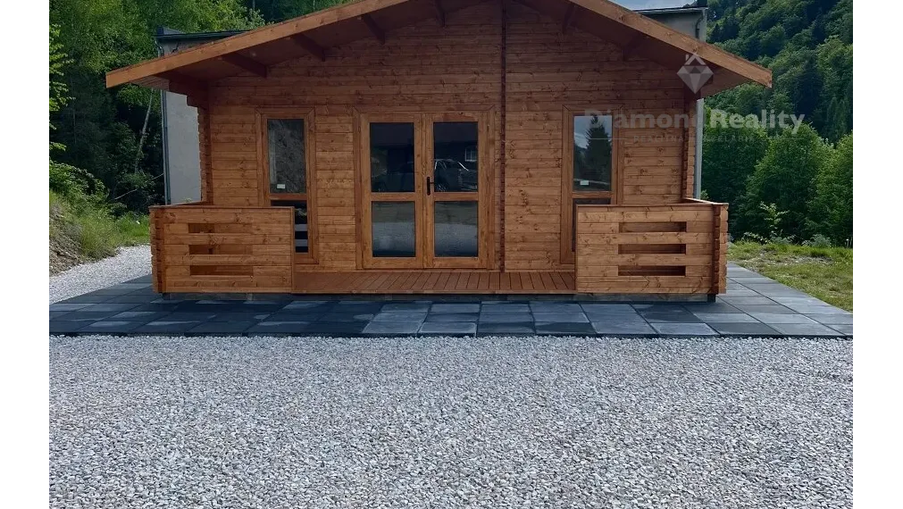 Zrub  s pozemkom v Slovinkách,  lesy, v zime sneh